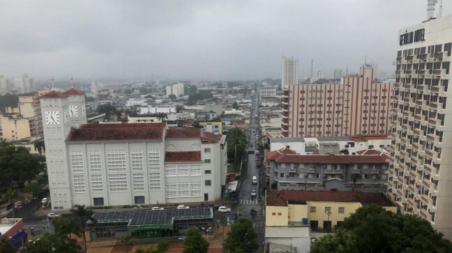 Semana começa com muitas nuvens e temperatura despenca na quarta-feira