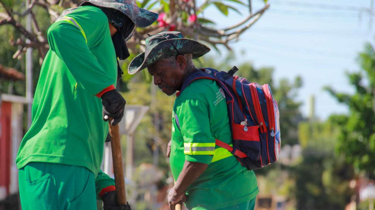 Secretaria executa serviços urbanos em diversos bairros nesta sexta-feira