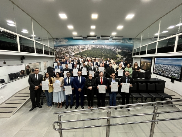 Paula Calil realiza sessão solene em homenagem ao Dia do Advogado