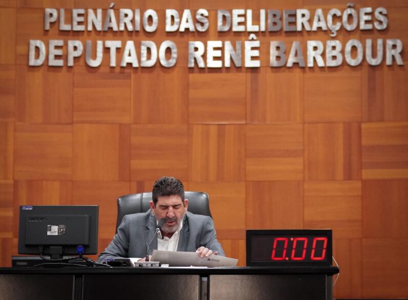 Nova lei de Dr. João garante devolução de matrícula a estudantes que desistirem de curso em MT