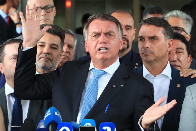 BOLSONARO É CONDENADO A 27 ANOS DE PRISÃO