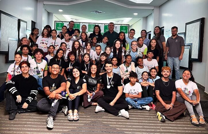 Alunos da Escola Municipal de Teatro conquistam destaque no FETRAN em Cuiabá e são recebidos pelo prefeito Sérgio Machnic