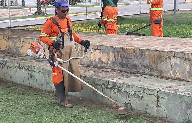 Limpeza urbana na área central e bairros segue de forma contínua em Primavera do Leste durante o período de final de ano