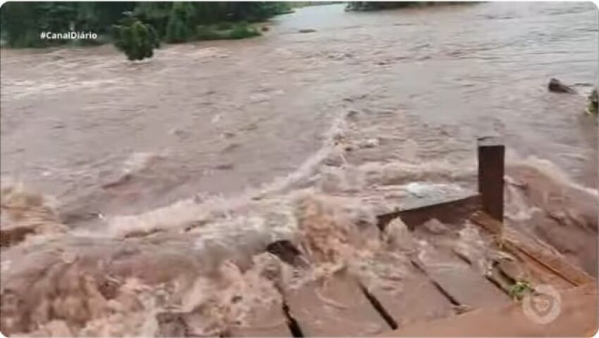 Ponte é danificada por enchente em Vila Bela, Defesa Civil orienta população a evitar travessias