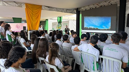 Palestra sobre reciclagem reúne estudantes do IFMT no estande da Prefeitura durante a Farm Show